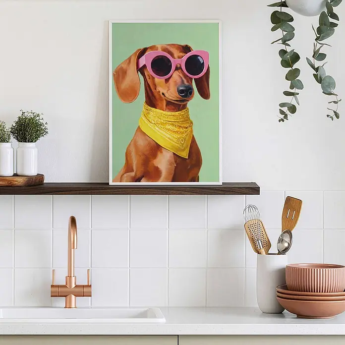 Reinders Bild Slim Frame White - Funny Dachshund, B x H: 20 x 30 cm - Gerahmter Druck eines Dackels mit rosa Sonnenbrille und gelbem Halstuch, auf einem Küchenregal.