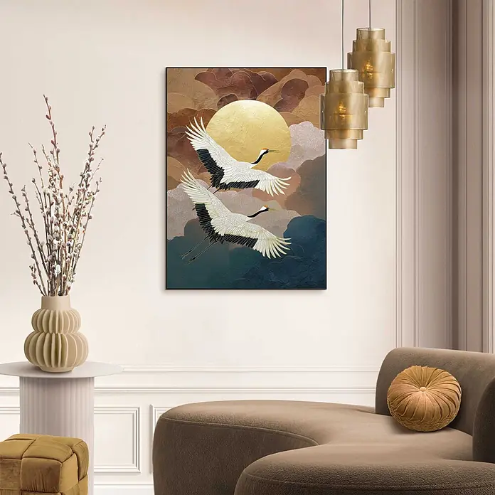 Reinders Bild Slim Frame Black - Migrating Cranes, B x H: 50 x 70 cm - Wandbild mit zwei weißen Kranichen vor goldener Sonne und geschichteten Wolken, in einem Wohnzimmer.
