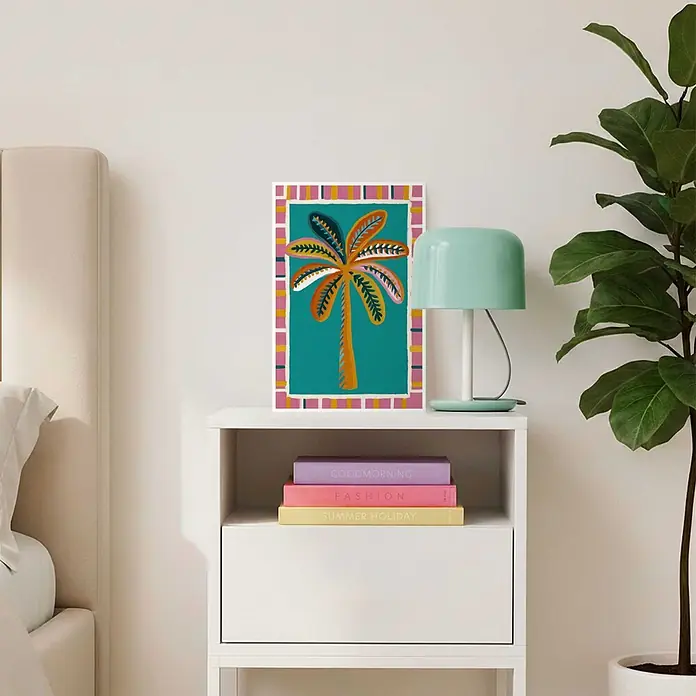Reinders Bild Slim Frame White - Colorful Palmtree, B x H: 20 x 30 cm - Bunter gerahmter Palmenblatt-Druck auf einem weißen Nachttisch in einem Schlafzimmer.