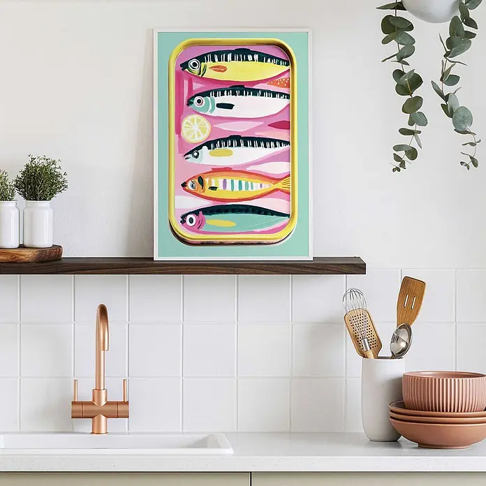 Reinders Bild Slim Frame White - Sardines, B x H: 20 x 30 cm - Gerahmter Kunstdruck bunter Fische in einer Sardinenbüchse, auf einem Küchenregal ausgestellt.