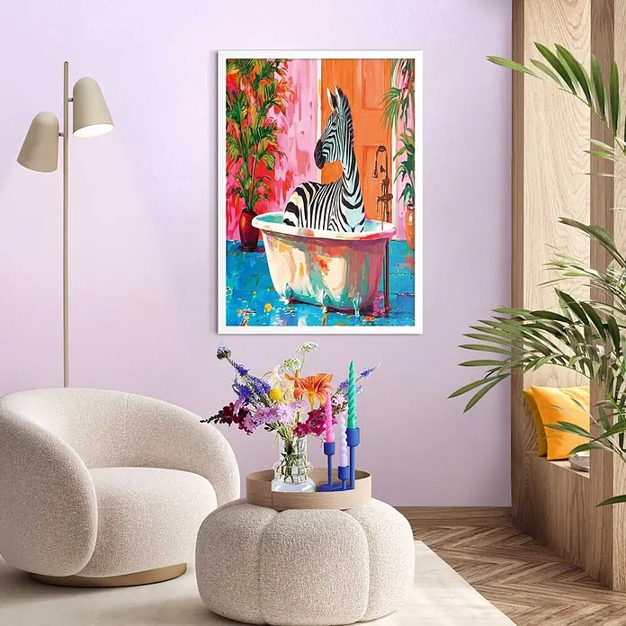 Reinders Bild Modern Frame White - Zebra Bath, B x H: 50 x 70 cm - Ein lebhaftes Gemälde eines Zebras in einer Badewanne, gerahmt an einer hellvioletten Wand in einem modernen Wohnzimmer.