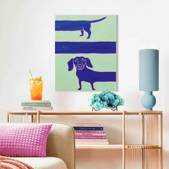 Reinders Bild Slim Frame White - Long Dachshund, B x H: 40 x 50 cm - Lebhaftes Interieur mit großem Dackel-Hundegemälde, hoher blauer Lampe, rosa Struktürkissen und Büchern.