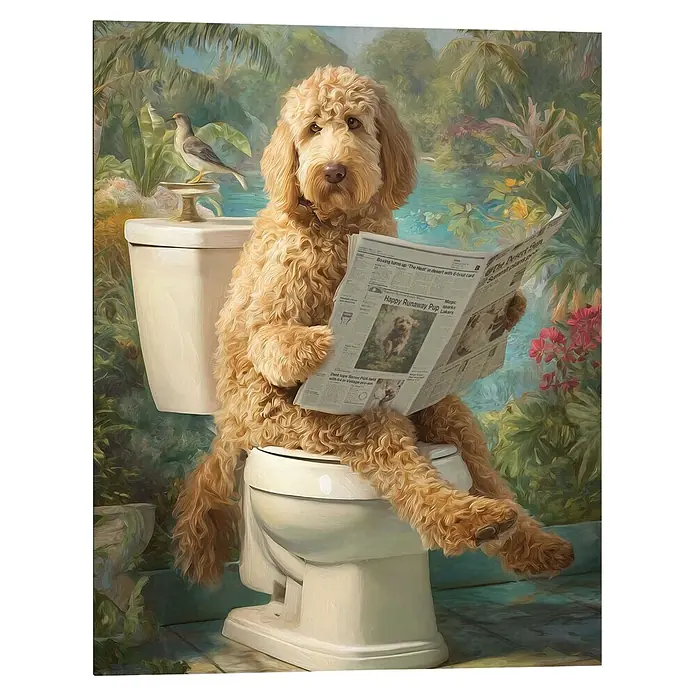 Reinders Decopanel - Doodle Break, B x H: 40 x 50 cm - Ein flauschiger Goldendoodle sitzt auf einer Toilette und liest Zeitung in einer tropischen Szenerie.