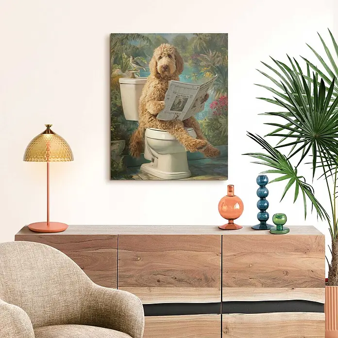 Reinders Decopanel - Doodle Break, B x H: 40 x 50 cm - Ein humorvolles Gemälde eines Goldendoodles auf der Toilette, der eine Zeitung liest, über einem Holzschrank.