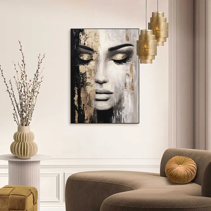 Reinders Bild Slim Frame Black - Silent Grace, B x H: 50 x 70 cm - Texturiertes Gemälde eines Frauengesichts mit geschlossenen Augen in Schwarz-, Gold- und Weißtönen, in einem modernen Wohnraum ausgestellt.