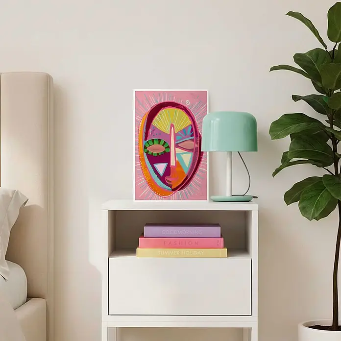 Reinders Bild Slim Frame White - Trendy Mask, B x H: 20 x 30 cm - Farbenfroher abstrakter Gesichtskunstdruck in weißem Rahmen auf einem weißen Nachttisch, neben Bett und Lampe.