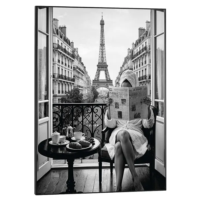 Reinders Bild Slim Frame Black - Paris Weekend, B x H: 50 x 70 cm - Schwarz-weißer Kunstdruck: Person im Bademantel liest Zeitung auf Pariser Balkon mit Eiffelturm-Blick und Frühstück.