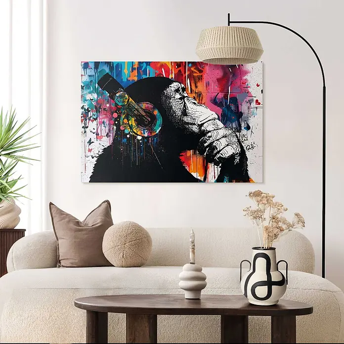 Reinders Decopanel - Chimp Stereo Streetart, B x H: 90 x 60 cm - Bunte Wandkunst mit einem Schimpansen mit Kopfhörern, über einem beigefarbenen Sofa in einem modernen Wohnzimmer.