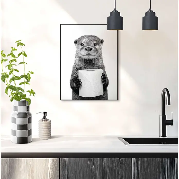 Reinders Bild Slim Frame Black - Holdem, B x H: 30 x 40 cm - Gerahmtes Schwarz-Weiß-Poster eines Otters mit Toilettenpapier, an einer Wand über einer Spüle.