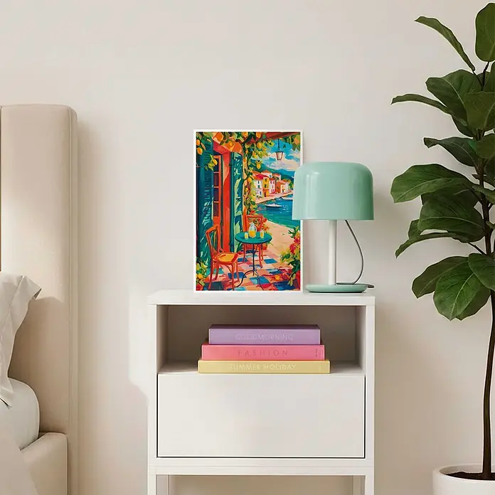 Reinders Bild Slim Frame White - Holiday Feelings, B x H: 20 x 30 cm - Farbenfroher gerahmter Kunstdruck einer mediterranen Hafenszene auf einem Nachttisch.