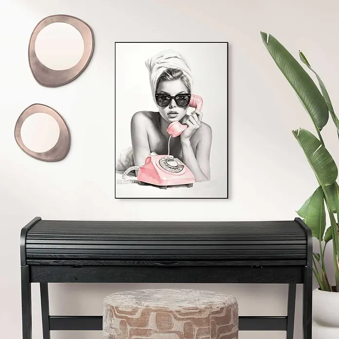 Reinders Bild Slim Frame Black - Fashion Calling, B x H: 50 x 70 cm - Schwarzer Holz-Rolladenschreibtisch mit einem gemusterten Hocker darunter.