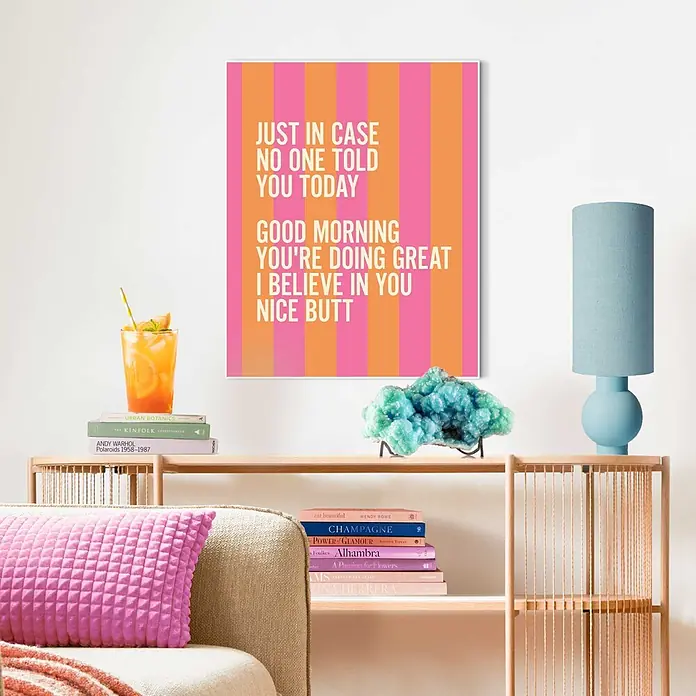 Reinders Bild Slim Frame White - Just in Case, B x H: 40 x 50 cm - Pink-orange gestreiftes Poster mit weißem Text: 'JUST IN CASE NO ONE TOLD YOU TODAY GOOD MORNING YOU'RE DOING GREAT I BELIEVE IN YOU NICE BUTT', das einen Raum dekoriert.