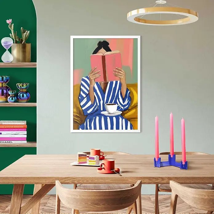 Reinders Bild Modern Frame White - Coffee Break, B x H: 50 x 70 cm - Ein heller Holzesstisch mit Stühlen, gedeckt mit bunten Kuchenstücken, roten Kaffeetassen und rosa Kerzen in einem blauen Halter.
