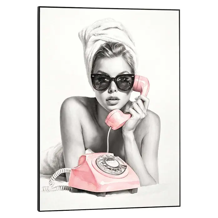 Reinders Bild Slim Frame Black - Fashion Calling, B x H: 50 x 70 cm - Schwarz-weißes Porträt einer Frau mit Sonnenbrille und rosa Wähltelefon.