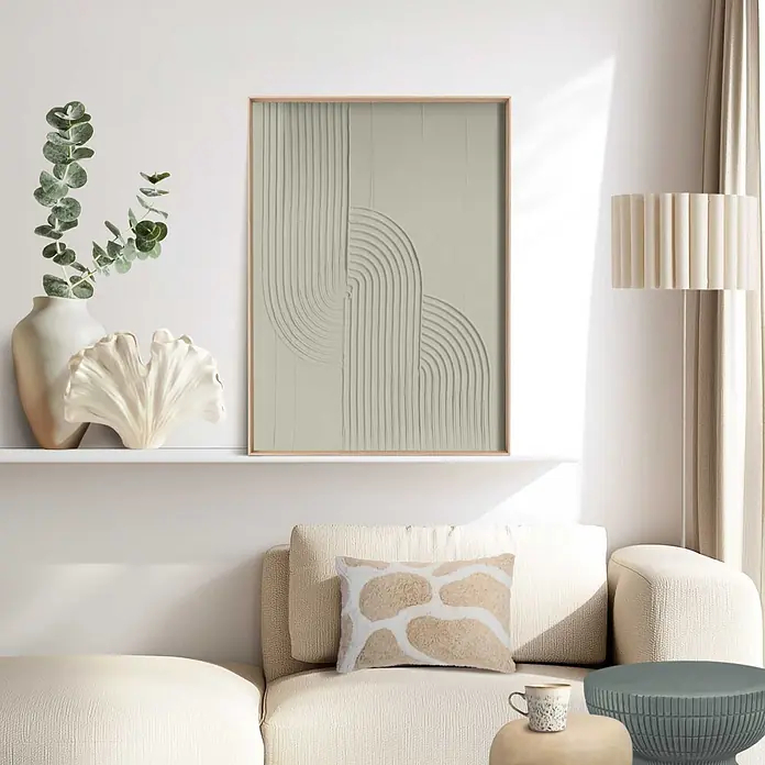 Reinders Bild Craft Art - Knot, B x H: 50 x 70 cm - Gerahmter helles Salbeigrün strukturierter abstrakter Kunstdruck mit Bogen- und Linienmustern, auf einem Regal im modernen Wohnzimmer ausgestellt.