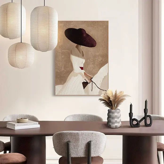 Reinders Bild Slim Frame Wood - Elegant Rider, B x H: 50 x 70 cm - Großes abstraktes Gemälde einer Frau mit breitkrempigem Hut auf einem weißen Pferd, an einer beigen Wand im Esszimmer.