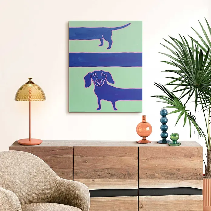 Reinders Decopanel - Long Dachshund, B x H: 40 x 50 cm - Farbenfrohes Gemälde zweier blauer Dackel auf hellgrünem Hintergrund, über einem modernen Holz-Sideboard präsentiert.