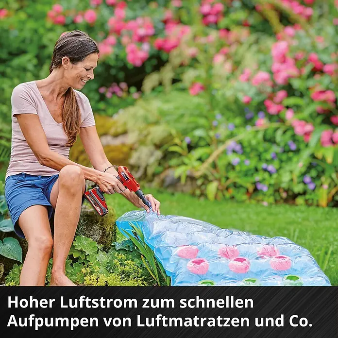Einhell Power X-Change 18V Akku-Luftpumpe CE-AP 18 Li-Solo - 18 V, Ohne Akku, Füllleistung: 670 l/min - Frau nutzt roten Hand-Luftpumpe, um blaue Luftmatratze draußen schnell aufzupumpen.