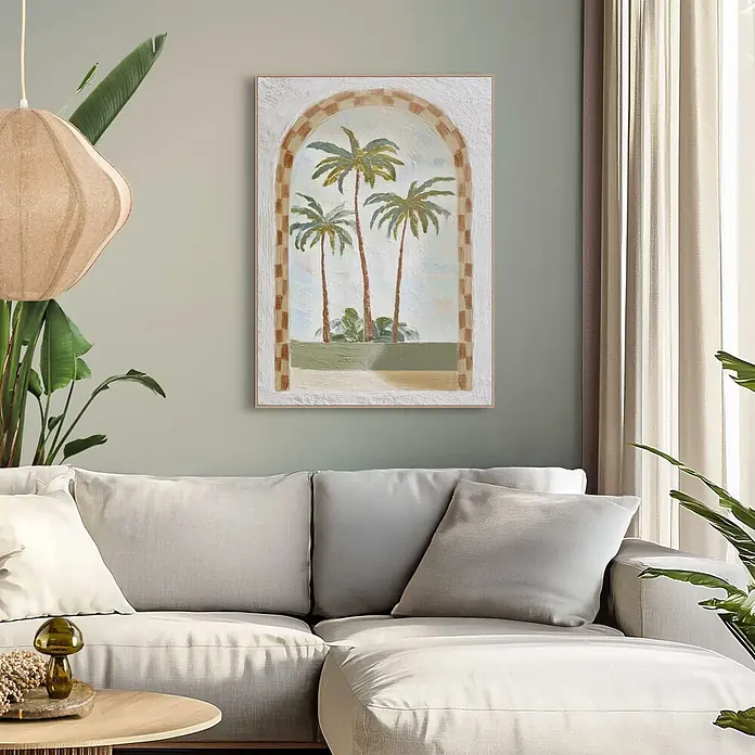 Reinders Bild Slim Frame Wood - Palm Trio View, B x H: 50 x 70 cm - Gerahmtes Gemälde mit Palmen durch ein Bogenfenster, an der Wand über einem Sofa.