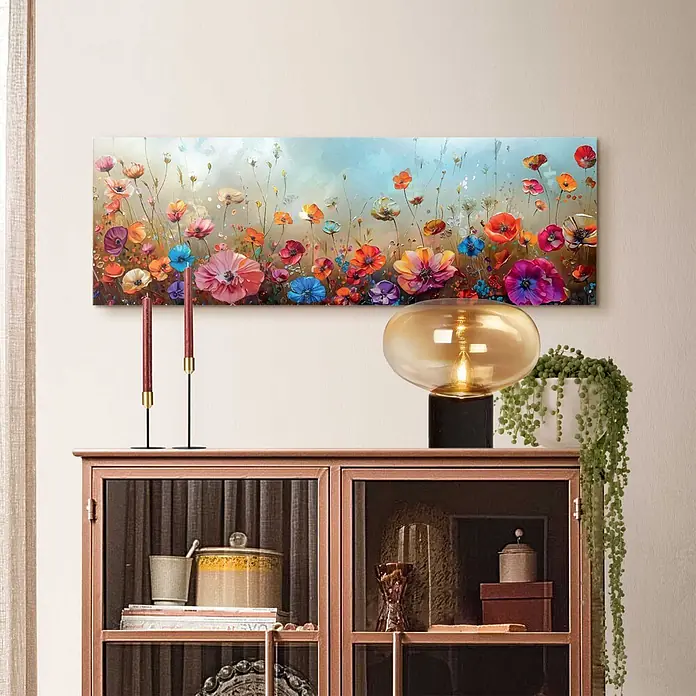 Reinders Decopanel - Vibrant Field, B x H: 90 x 30 cm - Rechteckiges Leinwandbild mit lebhaften, bunten Wildblumen, über einem Schrank ausgestellt.