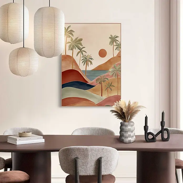 Reinders Bild Slim Frame Wood - Tropical Sunset, B x H: 50 x 70 cm - Gerahmter Kunstdruck mit stilisierter Landschaft aus Palmen, Hügeln und Wasser in warmen Erdtönen über einem Esstisch.