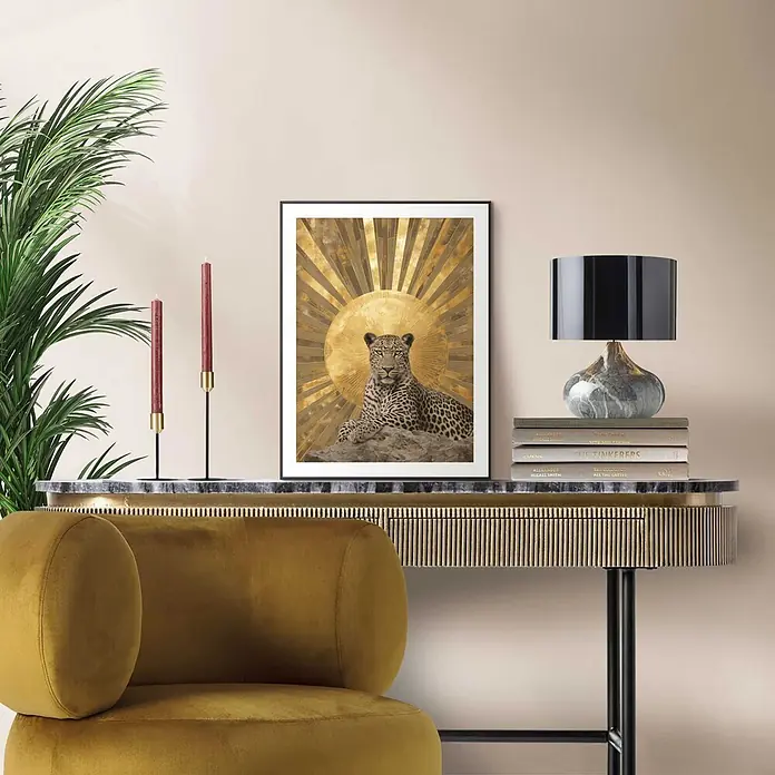Reinders Bild Slim Frame Black - Golden Guardian, B x H: 30 x 40 cm - Gerahmter Kunstdruck mit Leopard vor goldener Sonnenexplosion, auf einer Konsole in einem stilvollen Raum.