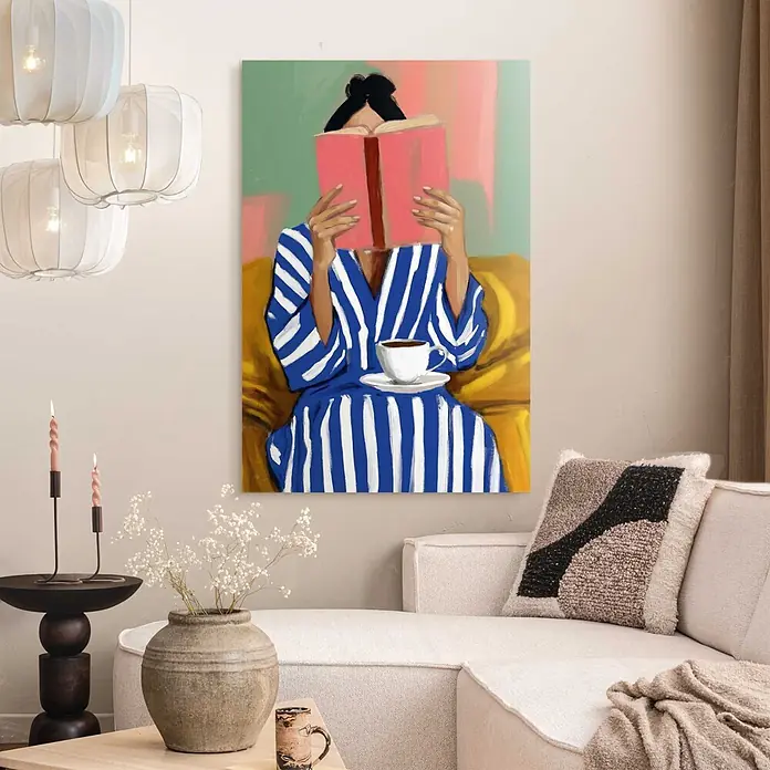 Reinders Decopanel - Coffee Break, B x H: 60 x 90 cm - Gemälde einer Person in blau-weiß gestreiftem Bademantel, die ein pinkes Buch auf einem gelben Sofa liest, mit Tasse Kaffee. In modernem Wohnzimmer.