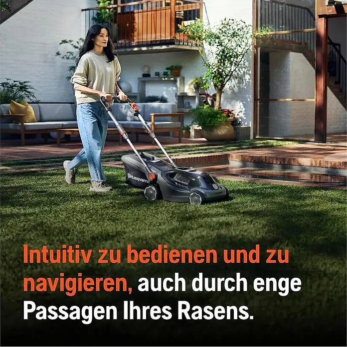 Husqvarna Akku-Rasenmäher Aspire LC34-P4A (inkl. Akku & Ladegerät) - 18 V, 1 Akku, 4 Ah, Schnittbreite: 340 mm - Eine Frau bedient einen dunkelgrauen Husqvarna Mähroboter, der die intuitive Navigation hervorhebt.