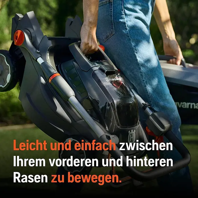 Husqvarna Akku-Rasenmäher Aspire LC34-P4A (inkl. Akku & Ladegerät) - 18 V, 1 Akku, 4 Ah, Schnittbreite: 340 mm - Tragbarer dunkelgrauer Rasenmäher mit orangefarbenen Akzenten, von einer Person getragen, Betonung der leichten Bewegung.