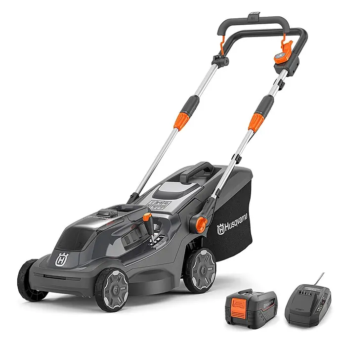 Husqvarna Akku-Rasenmäher Aspire LC34-P4A (inkl. Akku & Ladegerät) - 18 V, 1 Akku, 4 Ah, Schnittbreite: 340 mm - Grauer und oranger Akku-Rasenmäher von Husqvarna mit Grasfangkorb, dazu Akku und Ladegerät.