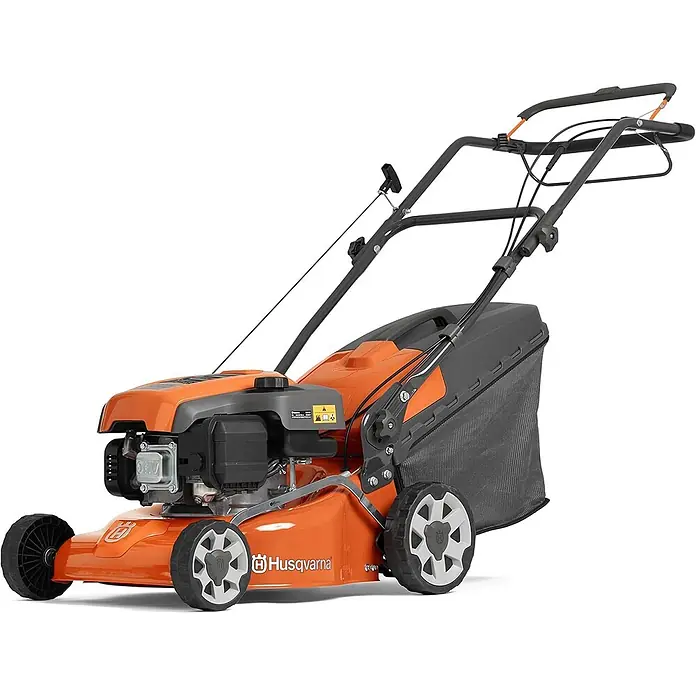 Husqvarna Akku-Rasenmäher LC247i (ohne Akku) - 36 V, Ohne Akku, Schnittbreite: 470 mm - Husqvarna Benzinrasenmäher in Orange und Grau mit Grasfangkorb, seitlich gesehen.
