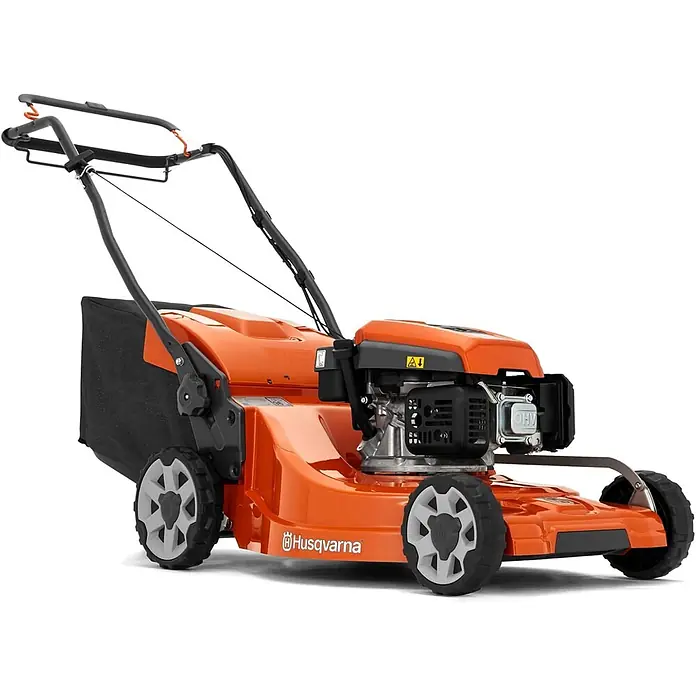 Husqvarna Akku-Rasenmäher LC251i (ohne Akku) - 36 V, Ohne Akku, Schnittbreite: 510 mm - Oranger Husqvarna Benzinrasenmäher mit schwarzem Grasfangsack und grauen Rädern.