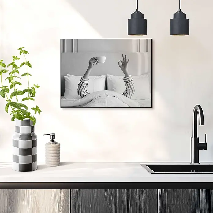 Reinders Bild Slim Frame Black - Perfection, B x H: 40 x 30 cm - Moderne Küche: schwarzes Spülbecken, Armatur, weiße Arbeitsplatte, dunkle Schränke. Mit Pflanze, Seifenspender, Pendelleuchten und gerahmter Kunst von Händen im Bett.