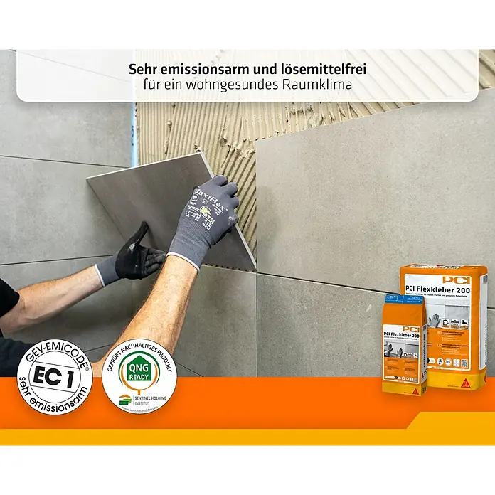 PCI Flexkleber 200 5 kg C2TES1 - 5 kg - Eine Person verlegt hellgraue Wandfliesen mit PCI Flexkleber 200, einem emissionsarmen, lösemittelfreien Fliesenkleber. Zwei Produktbeutel sind sichtbar.