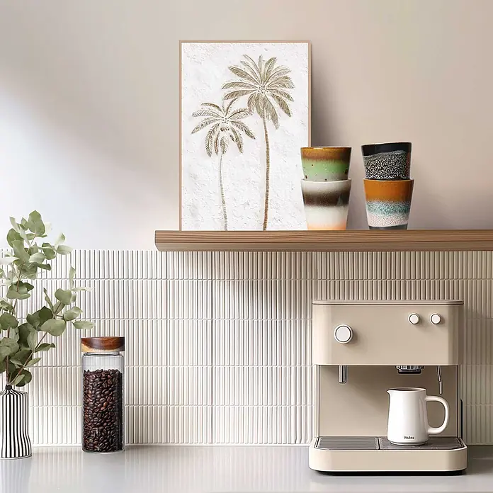 Reinders Bild Slim Frame Wood - Still Palms, B x H: 20 x 30 cm - Eine cremefarbene Kaffeemaschine und ein Glasbehälter mit Kaffeebohnen stehen auf einer Küchenzeile, darüber befinden sich gestapelte dekorative Tassen.