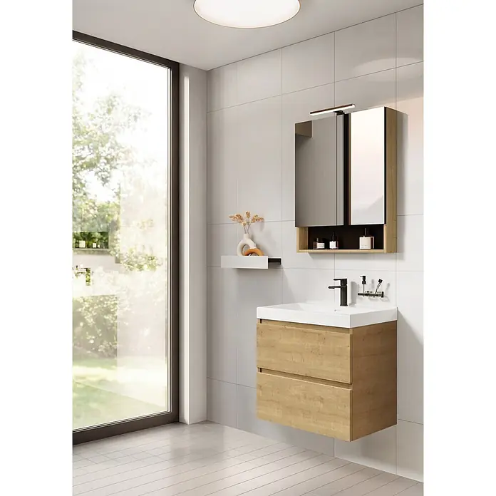 Riva Lynn Waschtischunterschrank - B x T x H: 60 x 45,6 x 53 cm, Hamilton Eiche - Modernes Bad mit Waschtisch in Naturholzoptik und weißem Waschbecken, dazu passender Spiegelschrank und minimalistisches Seitenregal.