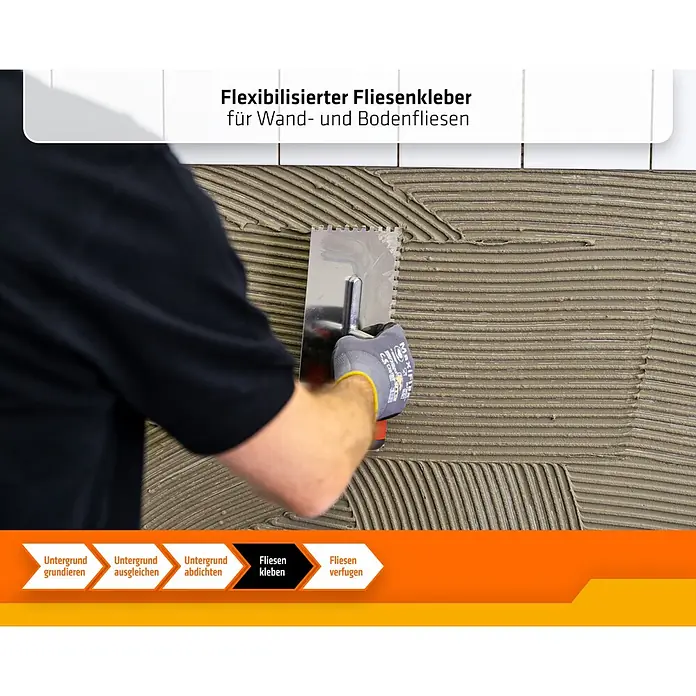 PCI Flexkleber 100 20 kg C2TE - 20 kg - Flexibler Fliesenkleber wird mit einer Zahnspachtel auf eine Fläche aufgetragen, bereit für Wand- und Bodenfliesen.