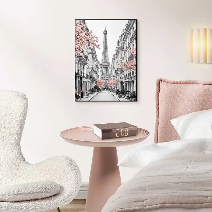 Reinders Bild Slim Frame Black - Paris Street, B x H: 30 x 40 cm - Gerahmter Schwarz-Weiß-Kunstdruck der Eiffelturmstraße mit rosa Kirschblüten, an einer Schlafzimmerwand.