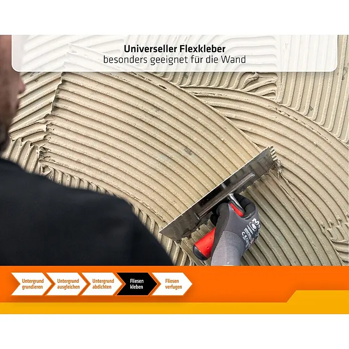 PCI Flexkleber 200 5 kg C2TES1 - 5 kg - Person trägt flexiblen Fliesenkleber mit Zahnspachtel auf eine Wand auf.
