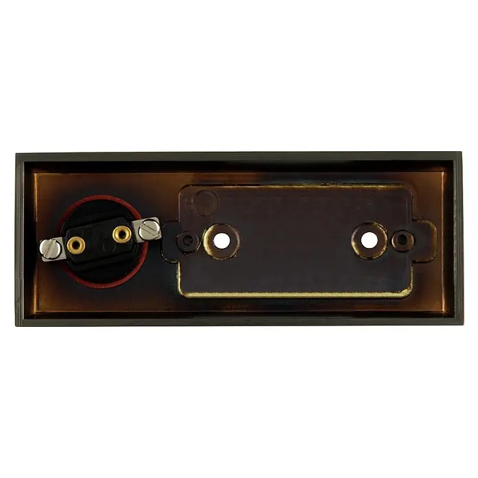 REV Klingeltaster - Mit Namensschild, 20 x 100 x 38 mm, Metall - Dunkle metallische Elektroanschlussbasis mit schwarzem Bauteil, goldenen Klemmen und Silberschrauben.