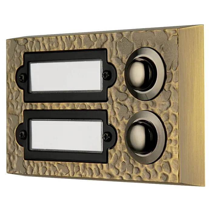 REV Klingeltaster - Mit Namensschild, 61 x 98 x 20 mm, Metall - Geprägte Messing-Doppelklingel mit zwei Namensschildhaltern in Schwarz und polierten Metallknöpfen.