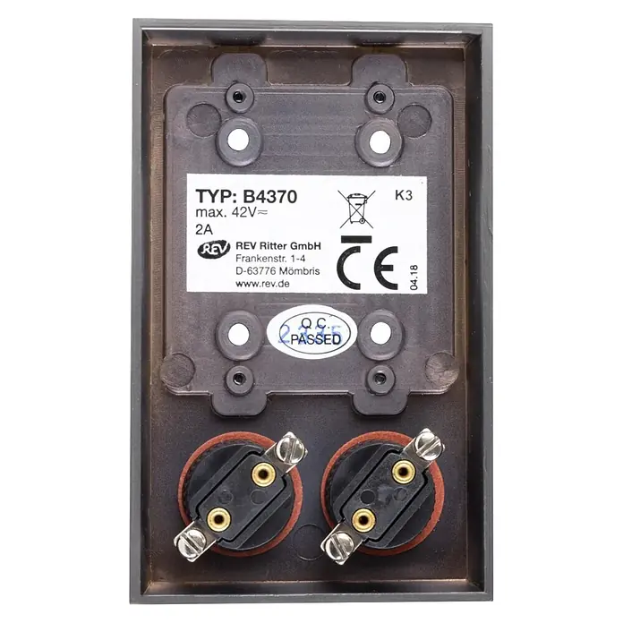 REV Klingeltaster - Mit Namensschild, 61 x 98 x 20 mm, Metall - Dunkelgraues Elektrogehäuse mit zwei runden Fächern, Messinganschlüssen und weißem Etikett mit Produkttyp B4370, 42V, 2A und Herstellerdetails.
