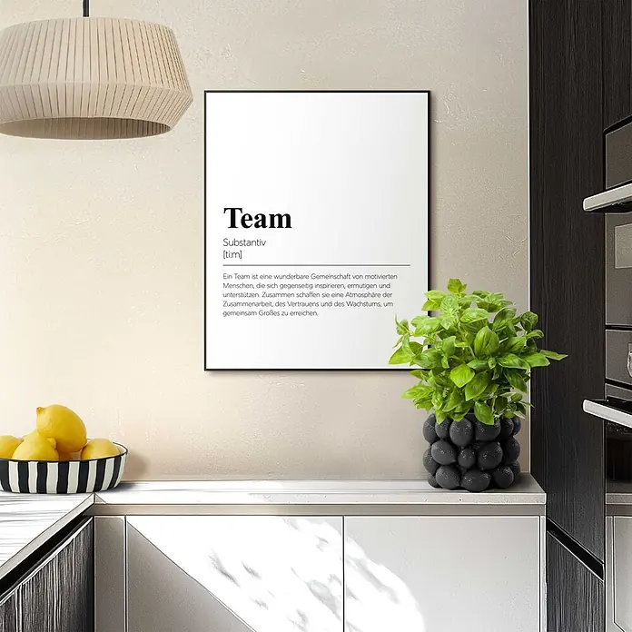 Reinders Bild Slim Frame Black - Team, B x H: 40 x 50 cm - Gerahmtes Poster mit deutscher Definition von "Team" in Schwarz auf Weiß, an einer Wand in einer Küche.
