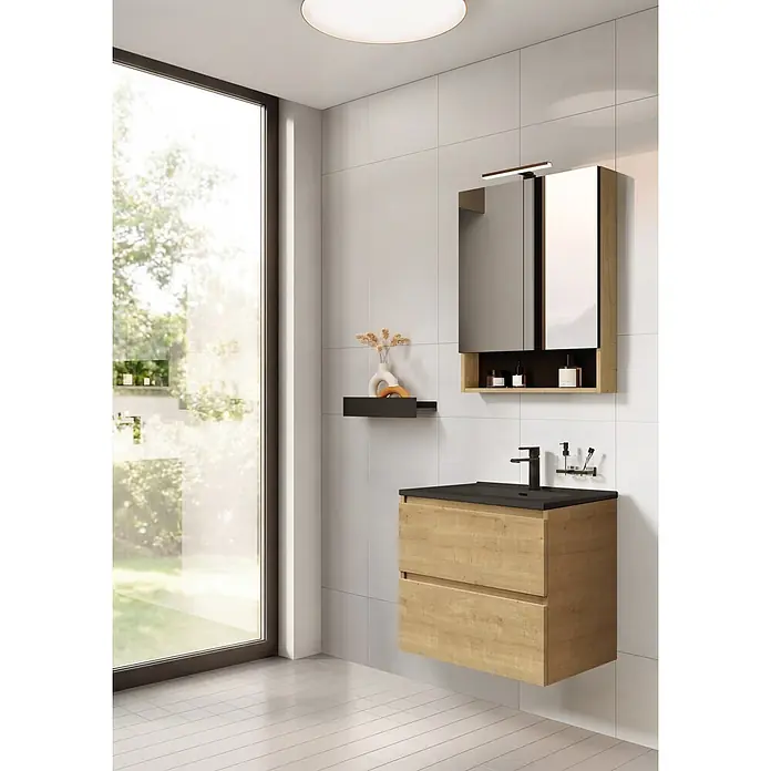 Riva Lynn Waschtischunterschrank - B x T x H: 60 x 45,6 x 53 cm, Hamilton Eiche - Modernes Badmöbelset aus hellem Holz mit schwarzem Waschbecken, Armatur, schwebendem Regal und passendem Spiegelschrank in einem hellen Bad.