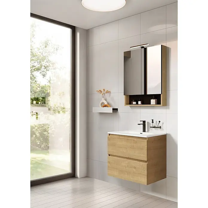 Riva Lynn Waschtischunterschrank - B x T x H: 60 x 45,6 x 53 cm, Hamilton Eiche - Moderner Waschtischunterschrank aus hellem Holz mit weißem Waschbecken und schwarzem Wasserhahn, gepaart mit einem passenden Spiegelschrank.