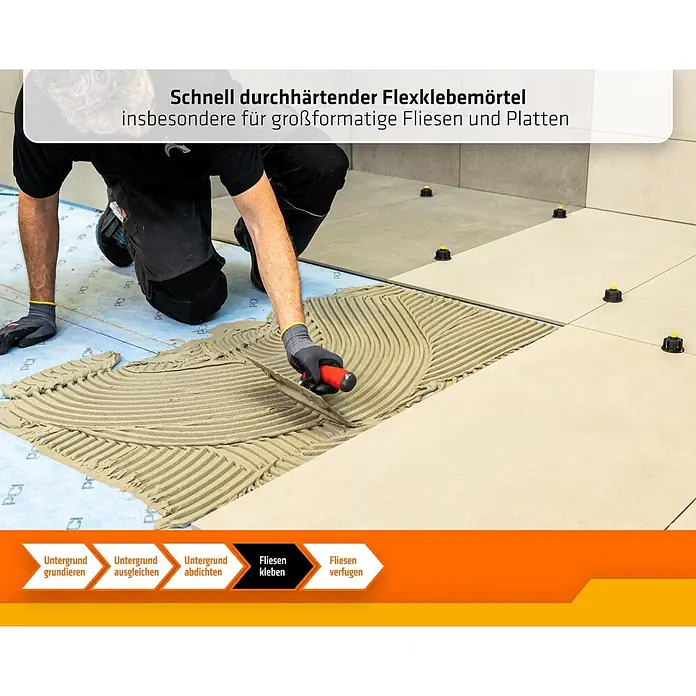 PCI Flexkleber 300 20 kg C2E S1 Großformat - 20 kg - Mann trägt schnellhärtenden Flexklebemörtel auf den Boden für großformatige Fliesen auf.