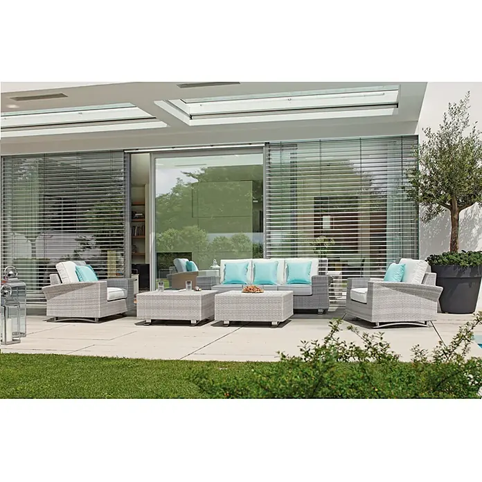 Farolillo de acero inoxidable Berta - 20 x 20 x 58 cm - Conjunto de muebles de jardín de ratán claro con sofá, sillones y mesas de centro, complementado con cojines azules claros, ideal para exterior.