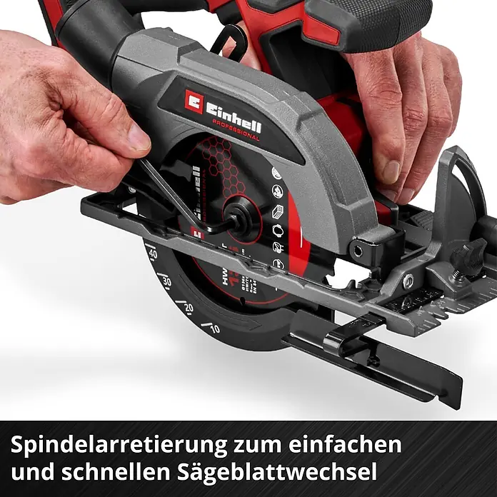 Einhell Professional Power X-Change 18V Akku-Handkreissäge TP-CS 18/136-C Li BL - Solo - 18 V, Ohne Akku, Durchmesser Sägeblatt: 136 mm - Eine Person wechselt das Sägeblatt der grau-roten Einhell Handkreissäge mit einem Inbusschlüssel. Spindelarretierung ermöglicht einfachen Klingenwechsel.