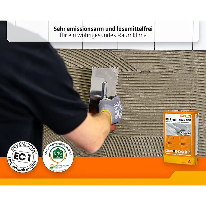 PCI Flexkleber 100 20 kg C2TE - 20 kg - PCI Flexkleber 100 Fliesenkleber, emissionsarm und lösemittelfrei, wird mit einer Spachtel auf eine Wand aufgetragen.