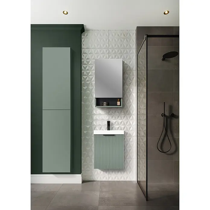 Riva Yasumi Spiegelschrank - B x H: 45 x 77 cm, Sage - Salbeigrünes Badmöbel-Set: geriffelter Waschtisch, Hochschrank und Spiegelschrank.